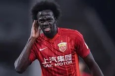 易游体育-国安击败上港，斯蒂夫前场射入制胜球，卡纳瓦罗罗杰庆祝卫冕
